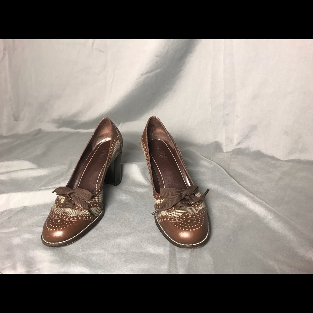 Beautiful, cute librarian pumps with wedge.